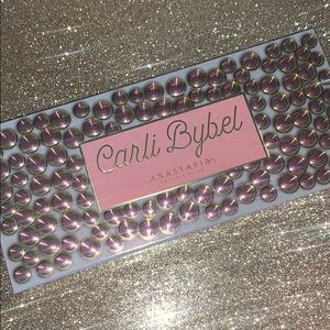 Carli bybel x Anastasia Beverly Hills palette